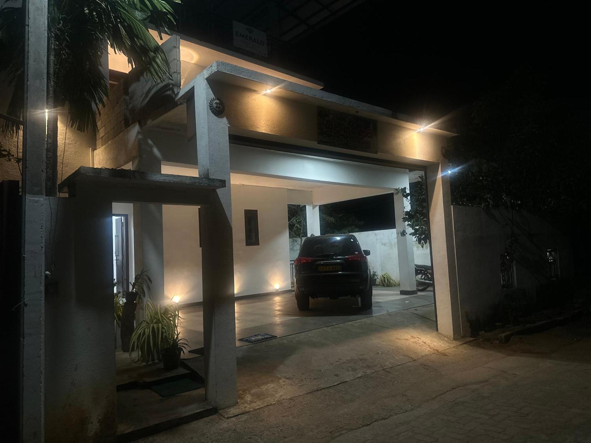 Emerald Home Stay Anuradhapura Exteriör bild